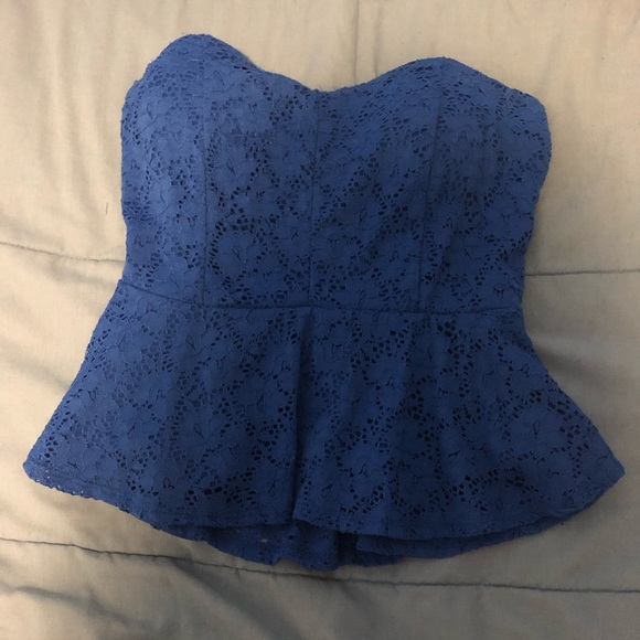 Strapless blue lace top with pads installed - Picture 2 of 3